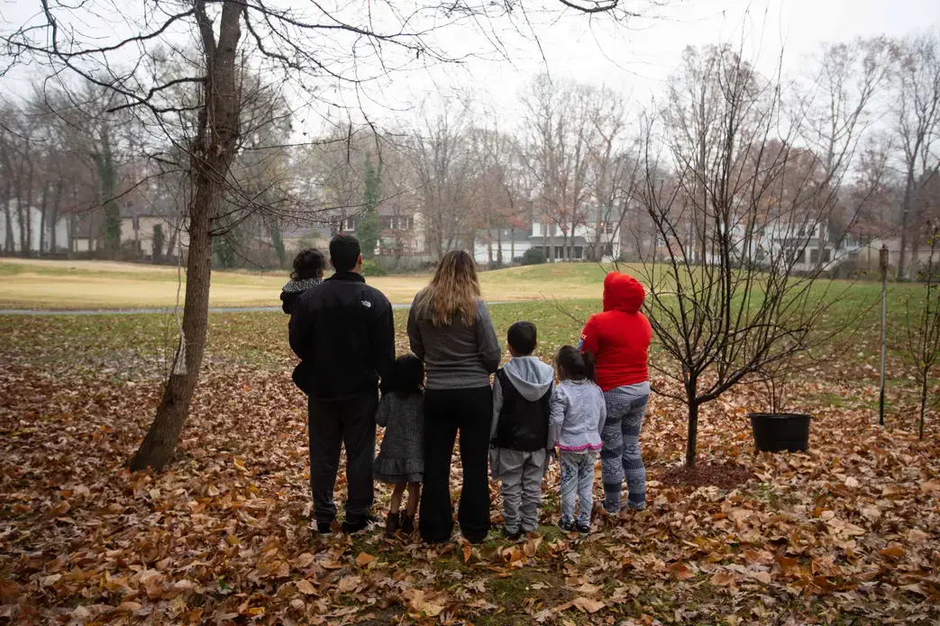 The Chávez family fled to the United States after the father was killed by gang members in El Salvador. They are seeking asylum. Only these relatives were released from detention, while others are still detained or deported. Image by Almudena Toral. United States, 2018.