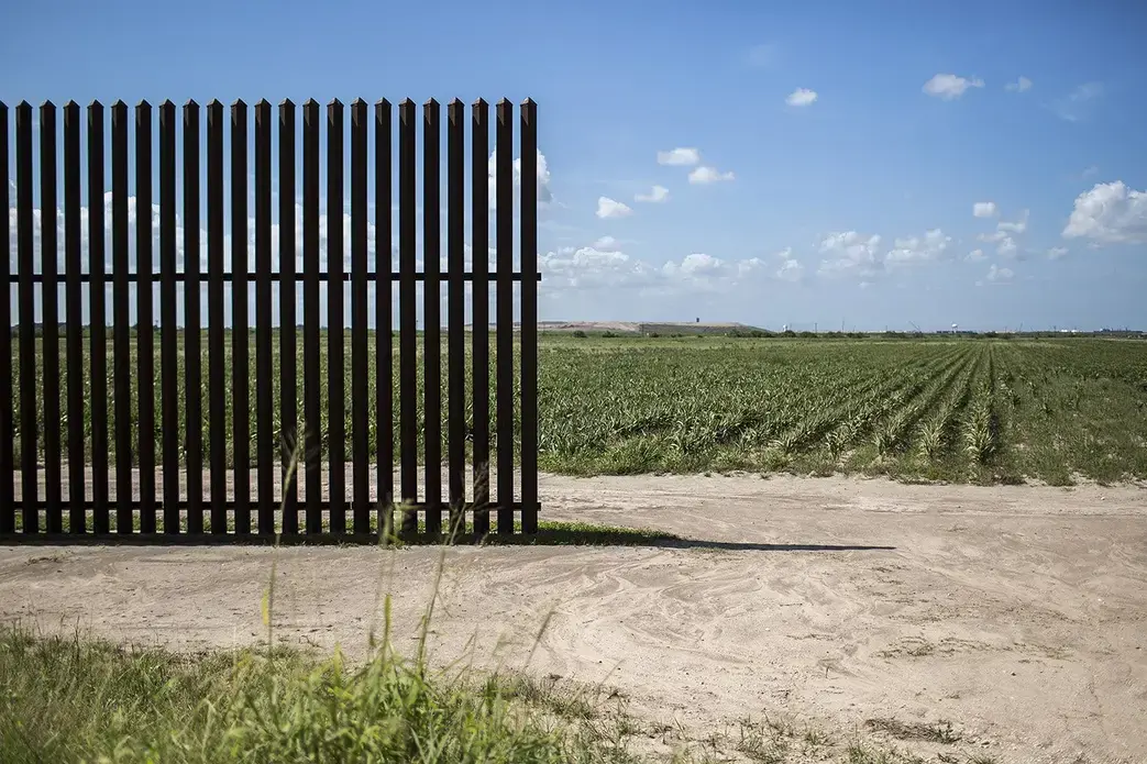 The end of a segment of the border fence just east of Oklahoma Avenue on Aug. 11, 2017.  Image by Martin do Nascimento. United States, 2017. 
