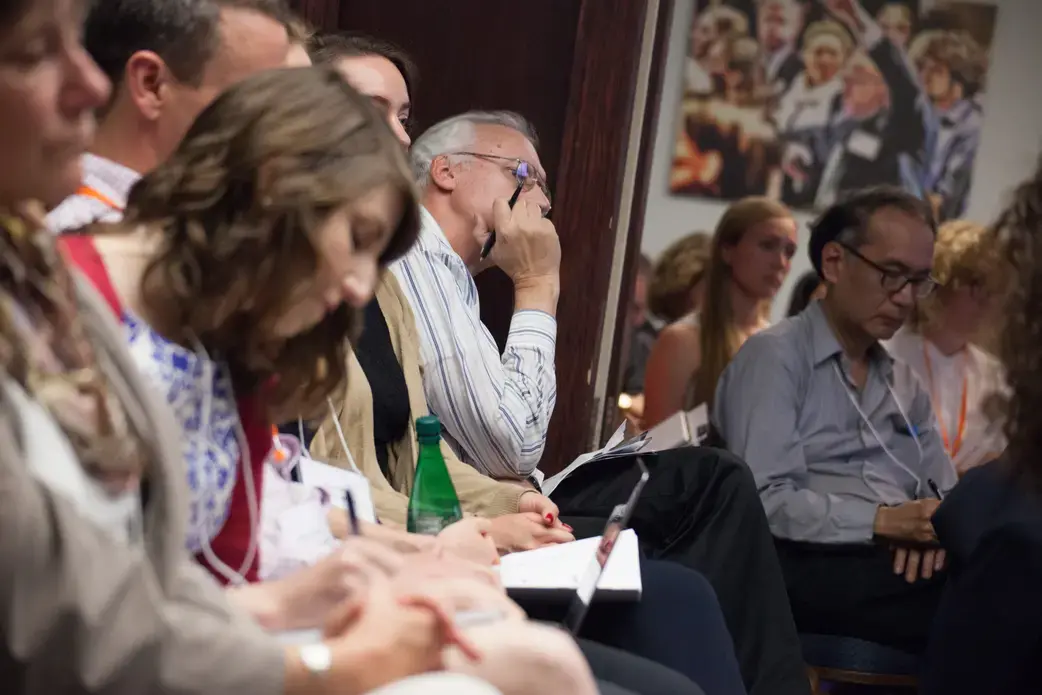 Crowd members listen as panelists comment on diversity in journalism. Image by Sydney Combs. United States, 2017.
