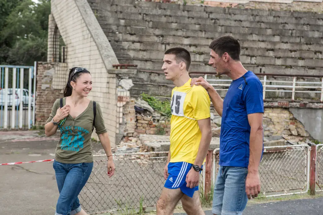 Oleksandr Popruzhenko (yellow) runs with teammate Oleksandr Radioniuk (blue) in the qualifying race for the marathon. Image by Oksana Parafeniuk, courtesy of Roads & Kingdoms. Ukraine, 2018.