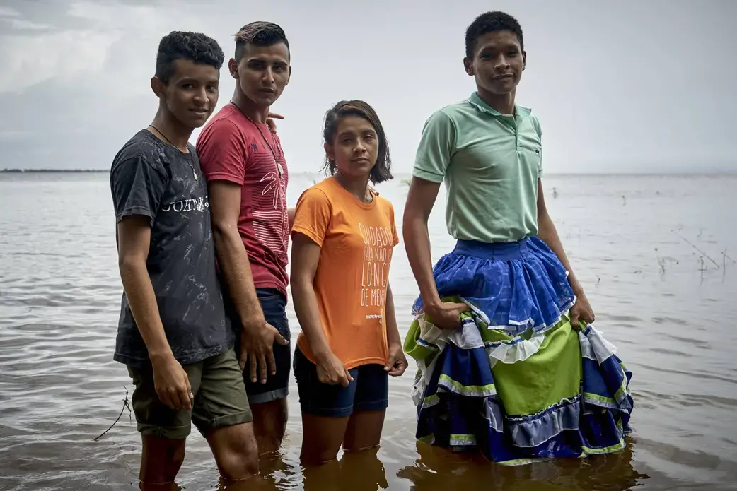 Dani y algunos amigos posan para un retrato en el margen del río Tapajós tras finalizar una actividad reivindicativa de los derechos LGBT+. Foto por Pablo Albarenga. Brasil, 2019. Dani y algunos amigos posan para un retrato en el margen del río Tapajós tras finalizar una actividad reivindicativa de los derechos LGBT+. Foto por Pablo Albarenga. Brasil, 2019.