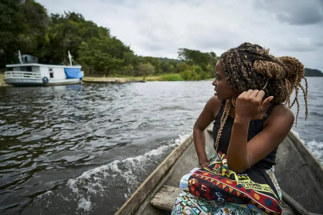 Drica camino a la escuela de la comunidad de Tapagem, donde es profesora de alumnos de cinco y seis años. Foto por Pablo Albarenga. Brasil, sin fecha.