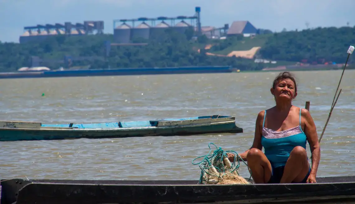 La pescadora María Clara Sousa Machado en su canoa en el río Tapajós. Foto por Heriberto Araújo. Brasil, 2019. La pescadora María Clara Sousa Machado en su canoa en el río Tapajós. Foto por Heriberto Araújo. Brasil, 2019.