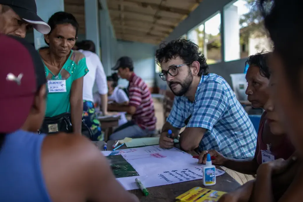 A researcher meets with ribeirinhos in Jamaraquá for a project seeking alternate technologies to fire in subsistence agriculture. Image by Flavio Forner. Brazil, 2020.