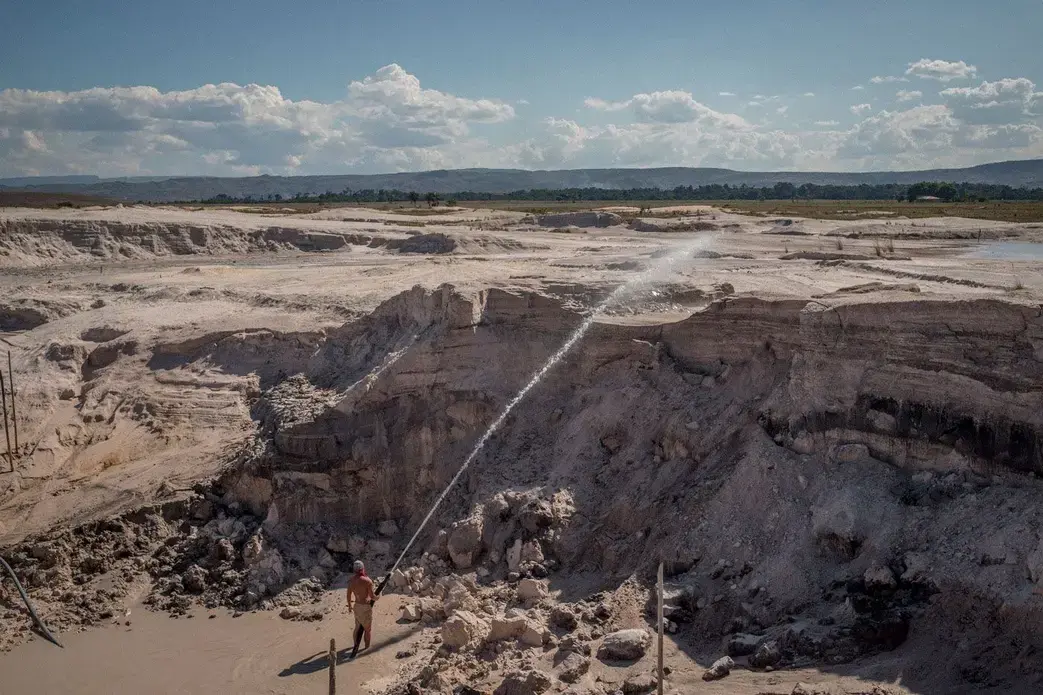 The vegetation that once characterized Campo Alegre has been pushed aside by the excavated earth. Image by Fabiola Ferrero. Venezuela, 2020. The vegetation that once characterized Campo Alegre has been pushed aside by the excavated earth. Image by Fabiola Ferrero. Venezuela, 2020.