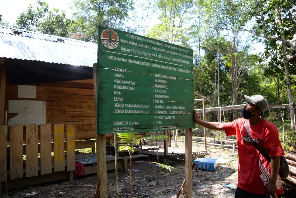 BOKS-RHL-resize-scaled.jpg Upaya untuk mengurangi ketergantungan masyarakat terhadap hasil hutan, terutama kayu, salah satunya dengan bantuan program Rehabilitasi Hutan dan Lahan (RHL).