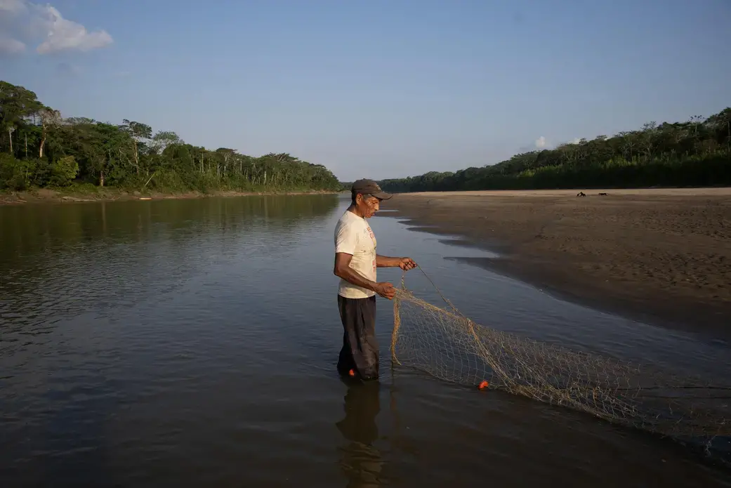 Los Yuquis es un pueblo que aún conserva esa esencia nómada e indomable, pero a la vez muy consciente con la protección de su territorio y de sus costumbres. se puede observar su paso por la selva, siempre muy sutil, muy ligero, en armonía. Los Yuquis es un pueblo que aún conserva esa esencia nómada e indomable, pero a la vez muy consciente con la protección de su territorio y de sus costumbres. se puede observar su paso por la selva, siempre muy sutil, muy ligero, en armonía.