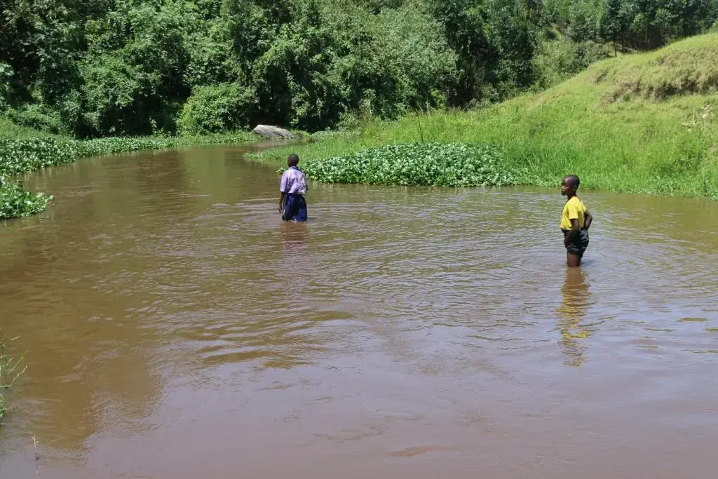 1roadriver.jpg Two children standing in the Rwizi River
