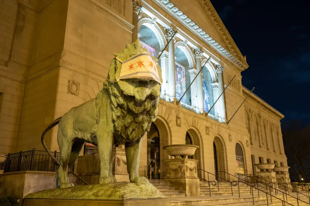 A lion statue outside the Art Institute of Chicago wears a mask. Image by Bret Habura / Shutterstock. United States, 2020.