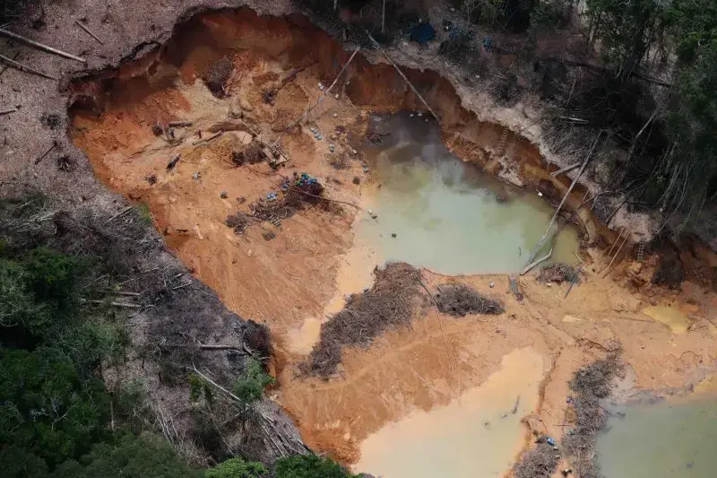 Image courtesy of Repórter Brasil/Greenpeace. Vista aérea de um local de mineração.