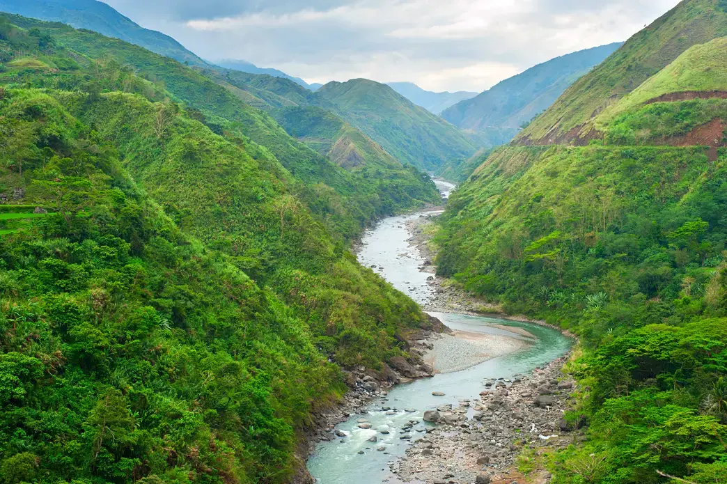 A river runs through green mountains.