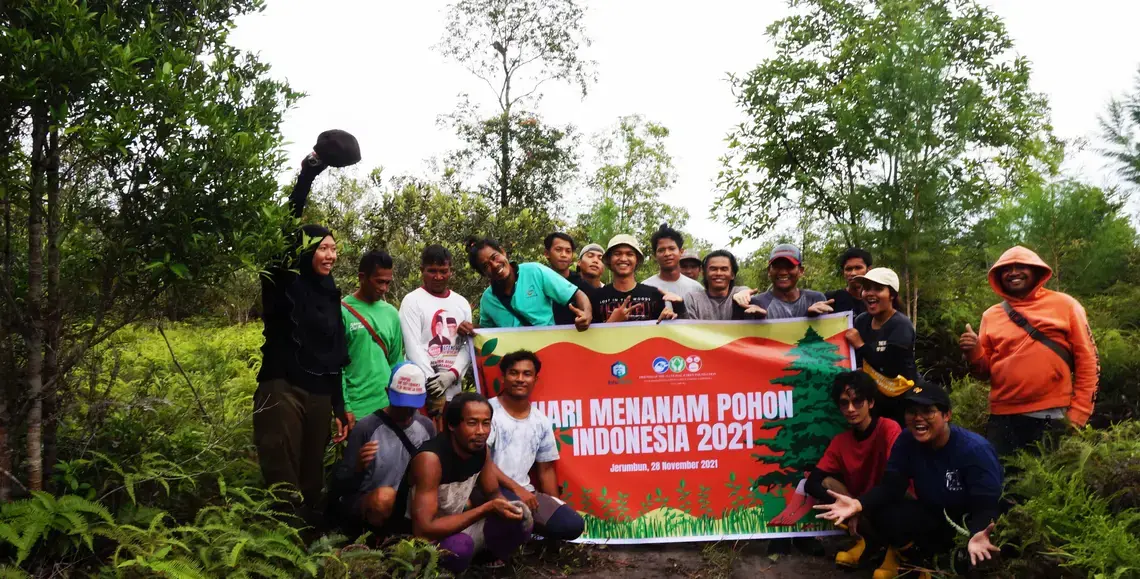 Geliat Warga Sekoyer Menanam Pohon di Jerumbu Para konservasionis berpose dengan grafik konvensi 2021 di hutan