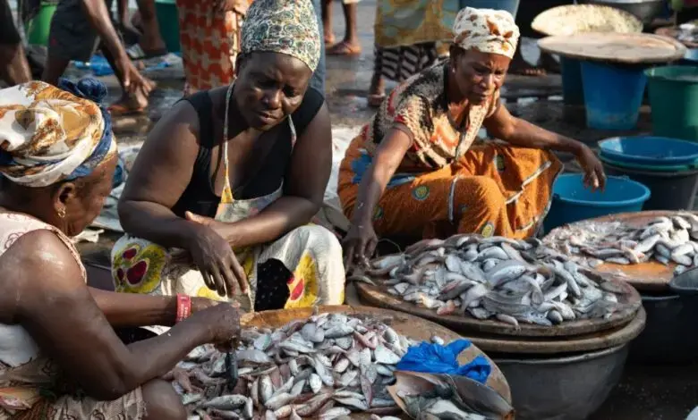 Fishmongers at Elmina landing beach