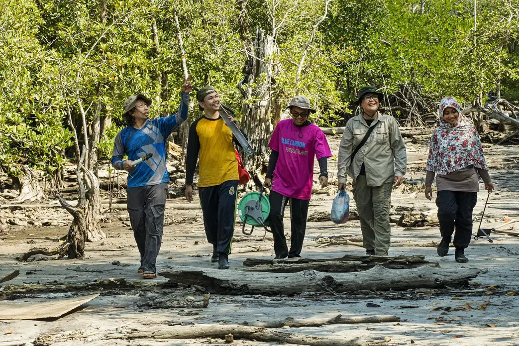 Adi, far left, and his team from the Ministry of Fisheries and Marine Affairs and local universities finish their field work in East Kalimantan. Image by Ardiles Rante. Indonesia, 2019.