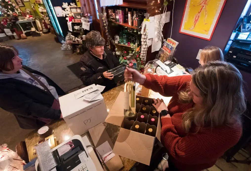 Jalayne Goessl checks out a customer at Munson Bridge Winery. Image by Mark Hoffman. United States, 2019.