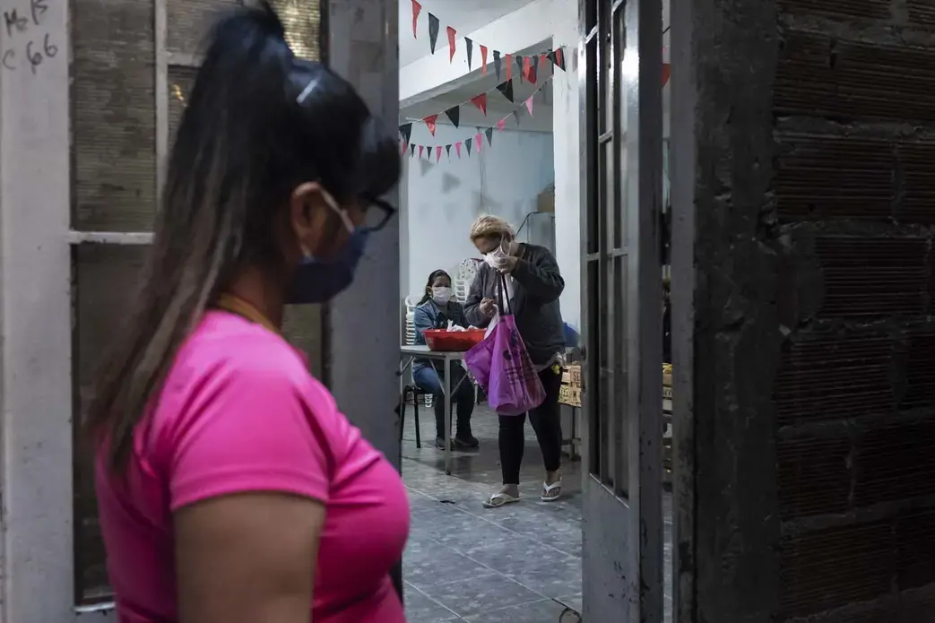 Food delivery in the “Las guerreras del FOL” soup kitchen. Image by Anita Pouchard Serra. Argentina, 2020.