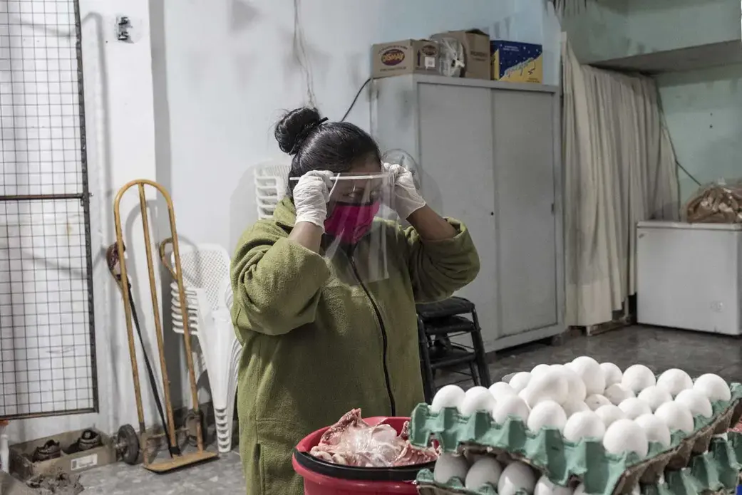 Extra protection is needed for the food delivery preparation in the “las guerreras del FOL” soup kitchen. Image by Anita Pouchard Serra. Argentina, 2020.