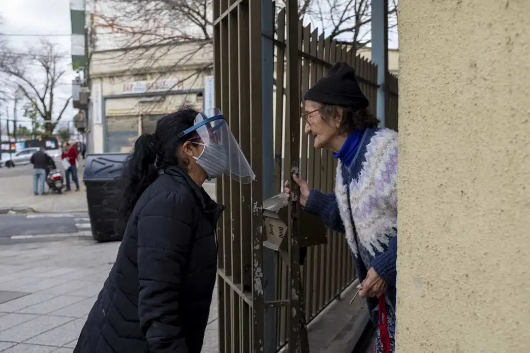 Juana brings special provisions bags for seniors and others in high-risk categories. Image by Anita Pouchard Serra. Argentina, 2020.
