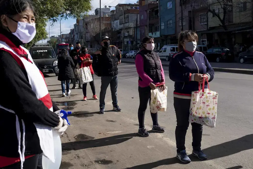 At the public soup kitchen on Perito Moreno Avenue. Image by Anita Pouchard Serra. Argentina, 2020.