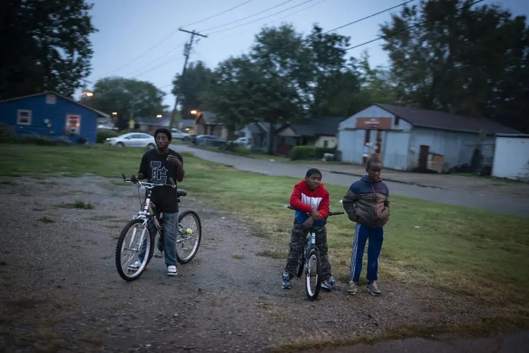 People wait to cross a street in Cleveland, Miss. Image by Wong Maye-E / The Associated Press. United States, 2020.