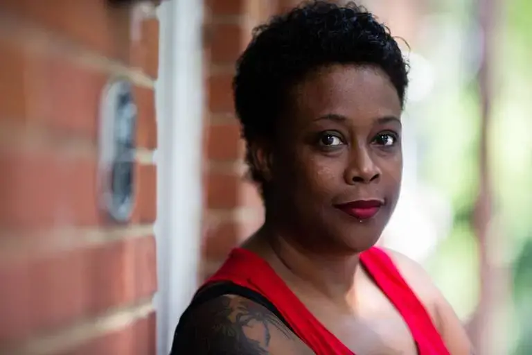 Yolanda Ames stands outside her Grier Heights apartment Wednesday, August 5, 2020. Ames, who cannot afford the internet, is among half of households in her neighborhood in Charlotte with no internet subscription. Image by Jessica Koscielniak. United States, 2020.