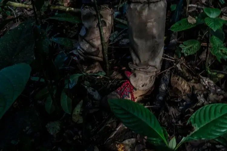 Ecologist Fiona Soper uses snake gaiters. Rattlesnakes are plentiful in the Rincón de la Vieja National Park. Image by Dado Galdieri / Hilaea Media. Costa Rica, 2020.