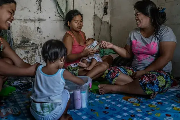 Rhoda and her children. Image by James Whitlow Delano. Philippines, 2018. 
