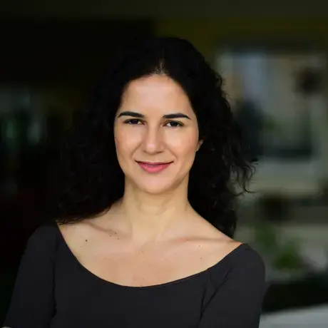 Thaís Borges headshot