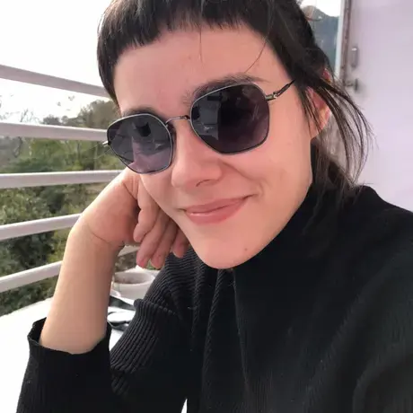 Isabela Mercuri wearing sunglasses