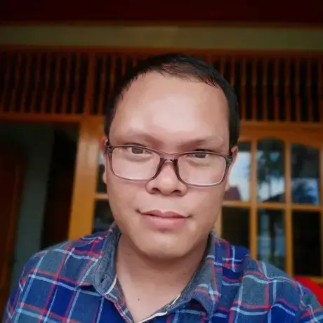 Rus Akbar Saleleubaja.jpg A person wears a blue shirt with glasses.