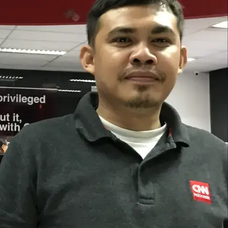 Screen Shot 2022-01-27 at 7.27.39 PM.png A person wears a black shirt with a red patch logo.