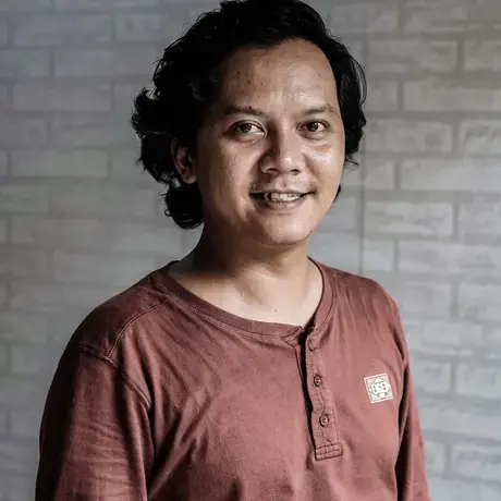 PROFIL.jpg A person wears a red long-sleeve shirt with buttons.