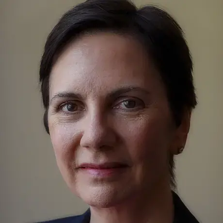 headshot of Lisa Gibbs
