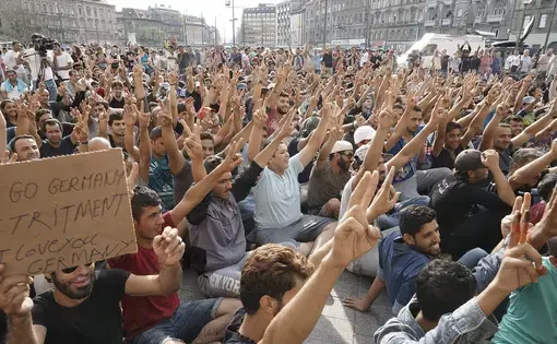 Syrian refugees strike in front of Budapest Keleti railway station. Image by Mstyslav Chernov. Hungary, 2015. (CC BY-SA 4.0)