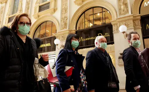 Tourists in face masks at the Wiktor Emanuel II Gallery. Image by praszkiewicz / Shutterstock. Italy, 2020.