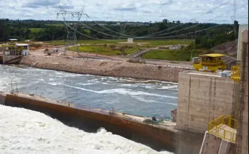 Spillway of the Sinop Hydroelectric Plant, between the municipalities of Claudia, Itaúba and Sinop, in Mato Grosso. The plant began the process of closing its reservoir in December 2018. In February, 13 tons of fish died in the area after the closing of the floodgates. Image by Juliana Arini. Brazil, 2019.