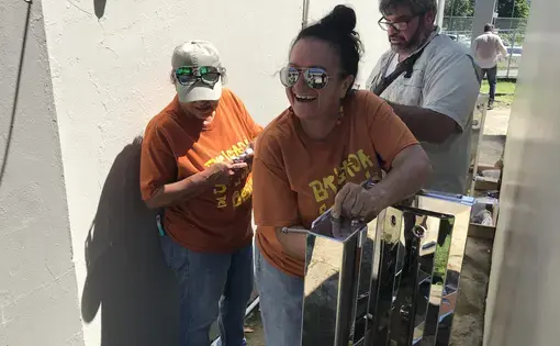 Pagan Gallardo and other volunteers from Brigada Solidaria del Oeste assemble the water tower. Image by Tomas Woodall Posada. United States, 2018.