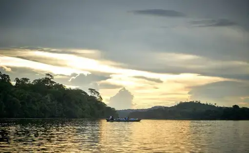 A boat passes through the river Arinos. Image by Pablo Albarenga. Brazil, 2018.
