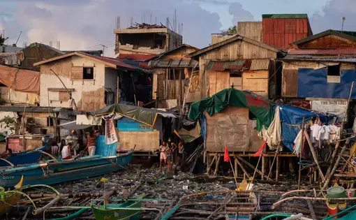 Many families living in poverty built their homes and communities, pictured here, near Manila Bay because it’s cheap and close to work. Image by Micah Castelo. Philippines, 2019.