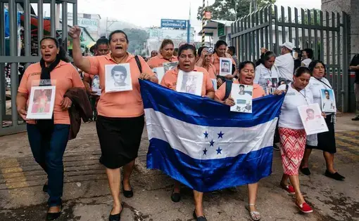 Mothers from Honduras, El Salvador, Nicaragua, and Guatemala cross from Ciudad Cuahutemoc, Guatemala into Frontera Comalapa, Chiapas, Mexico chanting and demanding justice from the Mexican government. Image by Julysa Sosa. Mexico, 2016.