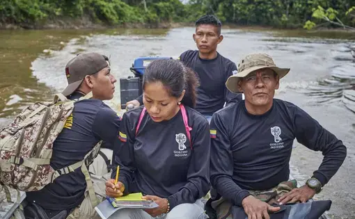 Integrantes da guarda indígena ambiental durante una navegação de rotina pelo rio Amacayacu, próximo à comunidade de San Martín. Imagem de Pablo Albarenga. Brasil, 2020.