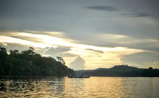A boat navigates the Arinos River in October. Image by Pablo Albarenga. Brazil, 2018.