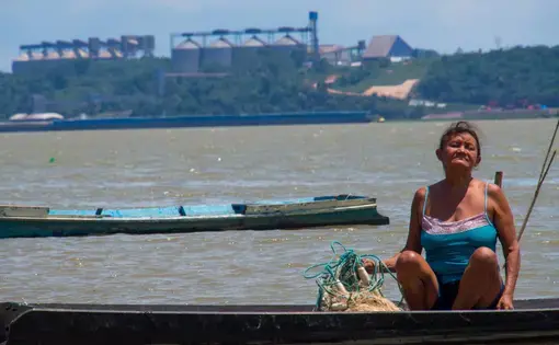 La pescadora María Clara Sousa Machado en su canoa en el río Tapajós. Foto por Heriberto Araújo. Brasil, 2019.