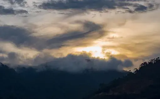 Vue sur la frontière entre le Rwanda et le Burundi. Image de showstoppa / Shutterstock. Rwanda, non datée.