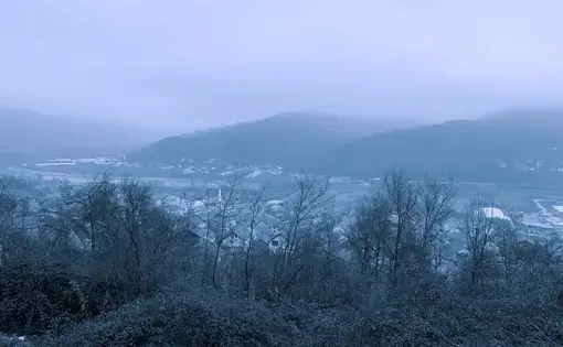 Image of town from surrounding mountains.