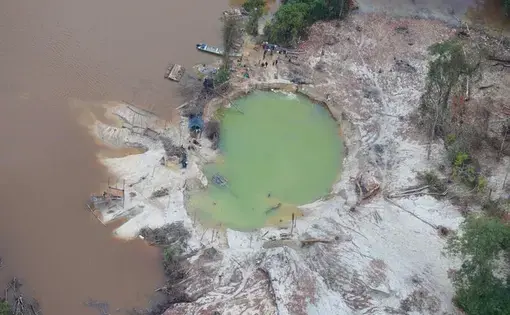Vista aerea de uma mina ilegal na Terra Indígena Yanomami.