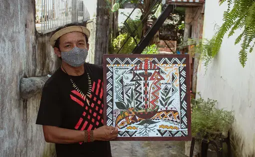 Jaime Diakara's canvas "Wanani Goãmū" depicts the impact of the Covid-19 pandemic on his village. Photos: Izabel Santos/ OjoPúblico /InfoAmazonia.