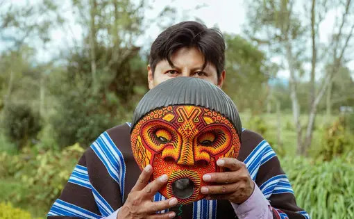 MÁSCARAS. Gerardo Chasoy é um artista indígena do povo Inga e Kamentsa, localizado em Putumayo, Colômbia, na fronteira com o Peru. Foto: Duber Rosero / OjoPublico