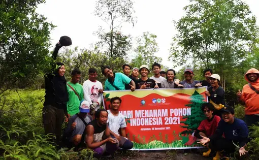 Para konservasionis berpose dengan grafik konvensi 2021 di hutan