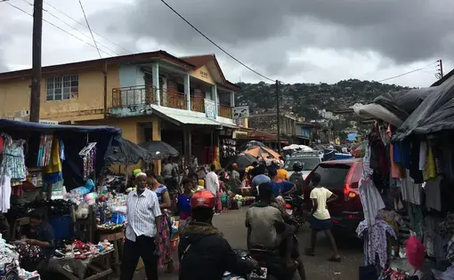 Busy market in Sierra Leone's capital Freetown. Only 24% of Sierra Leone's 8 million people are fully vaccinated. Image by Ridwan Karim Dini-Osman/The World.